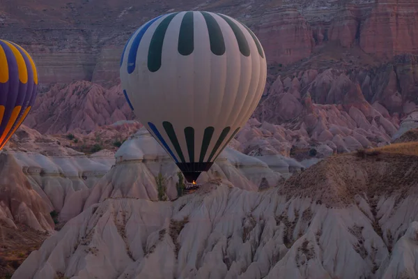 Renkli sıcak hava balonları önce denize indirmek içinde Göreme Milli Parkı, Kapadokya, Türkiye