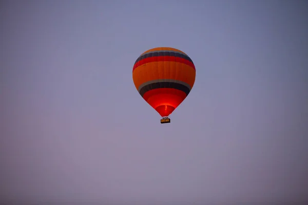 Renkli Sıcak Hava Balonları Önce Denize Indirmek Içinde Göreme Milli — Stok fotoğraf