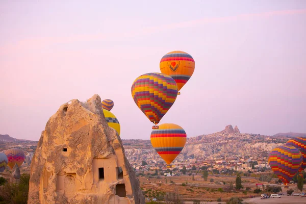 Renkli sıcak hava balonları önce denize indirmek içinde Göreme Milli Parkı, Kapadokya, Türkiye