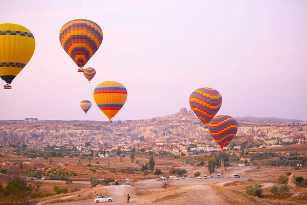 Renkli Sıcak Hava Balonları Önce Denize Indirmek Içinde Göreme Milli — Stok fotoğraf