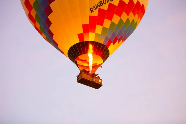 Renkli Sıcak Hava Balonları Önce Denize Indirmek Içinde Göreme Milli — Stok fotoğraf