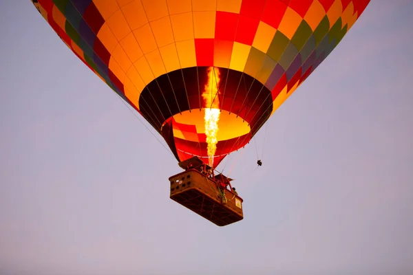 Renkli Sıcak Hava Balonları Önce Denize Indirmek Içinde Göreme Milli — Stok fotoğraf