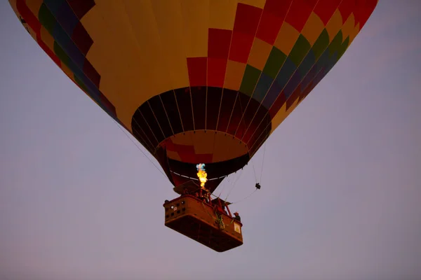 Renkli Sıcak Hava Balonları Önce Denize Indirmek Içinde Göreme Milli — Stok fotoğraf