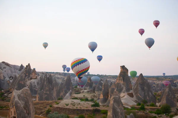 トルコのカッパドキア ギョレメ国立公園打ち上げの前にカラフルな熱気球 — ストック写真