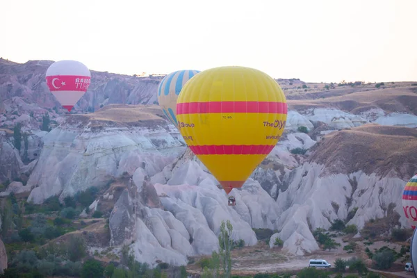 Kleurrijke Hete Lucht Ballonnen Voor Lancering Goreme Nationaal Park Cappadocië — Stockfoto