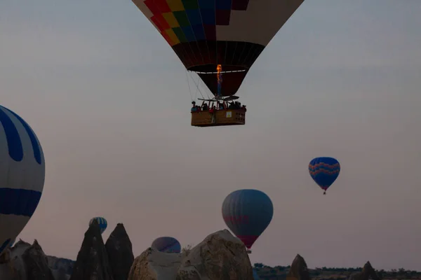 Kleurrijke Hete Lucht Ballonnen Voor Lancering Goreme Nationaal Park Cappadocië — Stockfoto