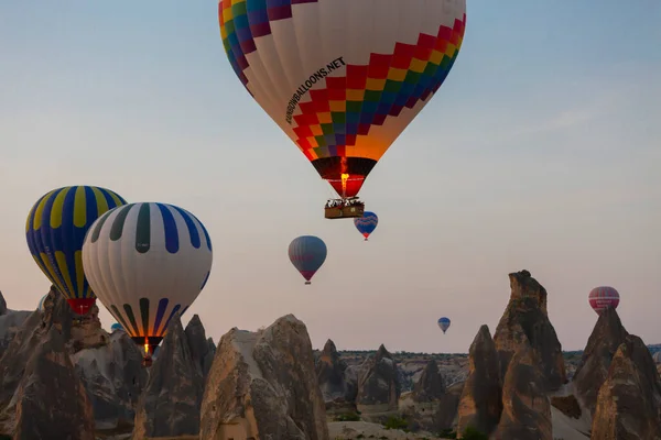 Kleurrijke Hete Lucht Ballonnen Voor Lancering Goreme Nationaal Park Cappadocië — Stockfoto
