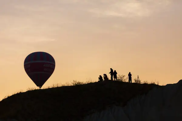 Renkli Sıcak Hava Balonları Önce Denize Indirmek Içinde Göreme Milli — Stok fotoğraf