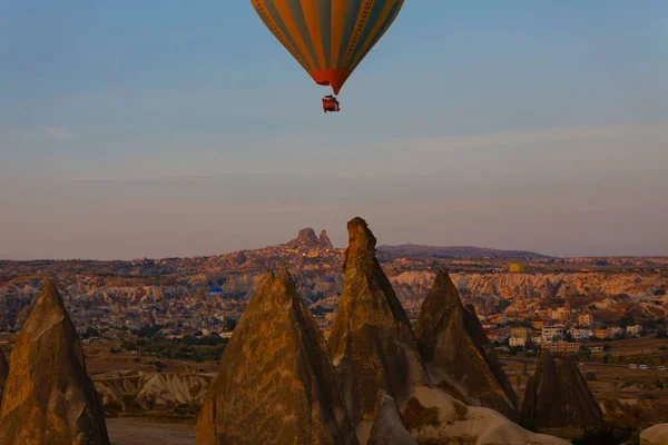 Värikkäitä Kuumailmapalloja Ennen Laukaisua Goremen Kansallispuistossa Cappadocia Turkki — kuvapankkivalokuva