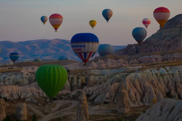 Renkli sıcak hava balonları önce denize indirmek içinde Göreme Milli Parkı, Kapadokya, Türkiye