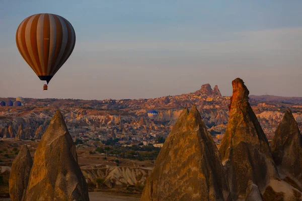 Renkli sıcak hava balonları önce denize indirmek içinde Göreme Milli Parkı, Kapadokya, Türkiye