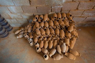 Çömlek fabrikası ve çömlekçiler.