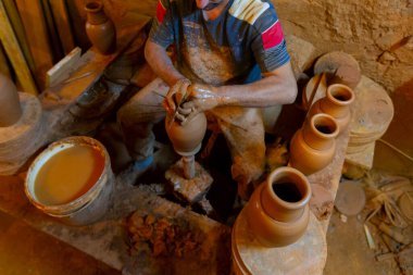 Çömlek fabrikası ve çömlekçiler.