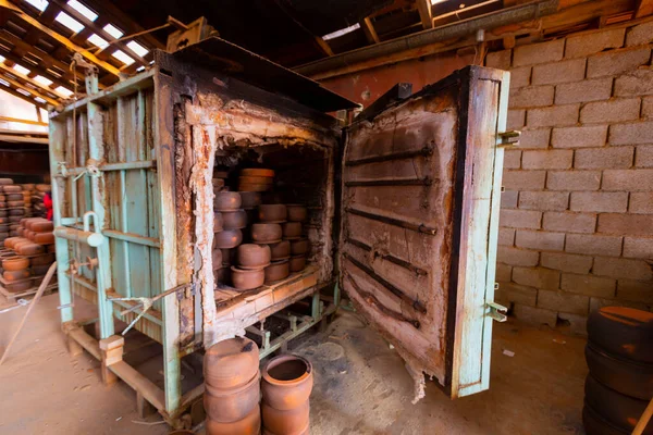 Çömlek fabrikası ve çömlekçiler.