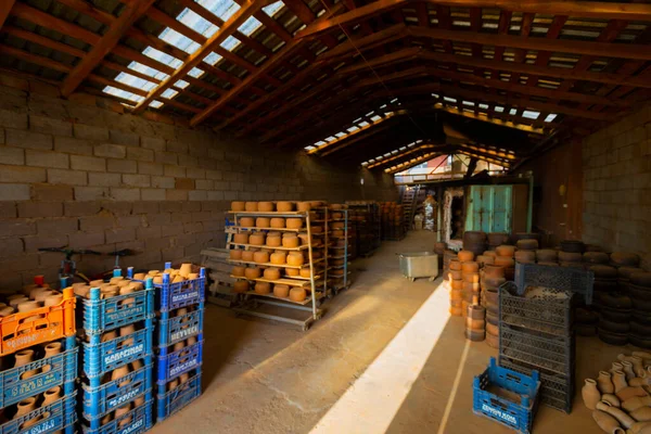 Çömlek fabrikası ve çömlekçiler.