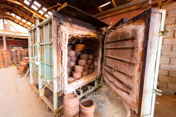 Çömlek fabrikası ve çömlekçiler.