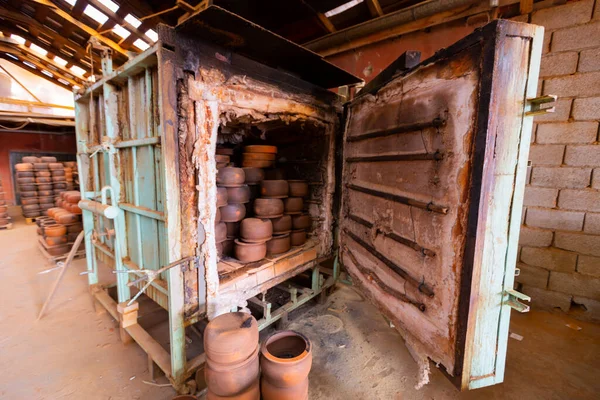 Çömlek fabrikası ve çömlekçiler.