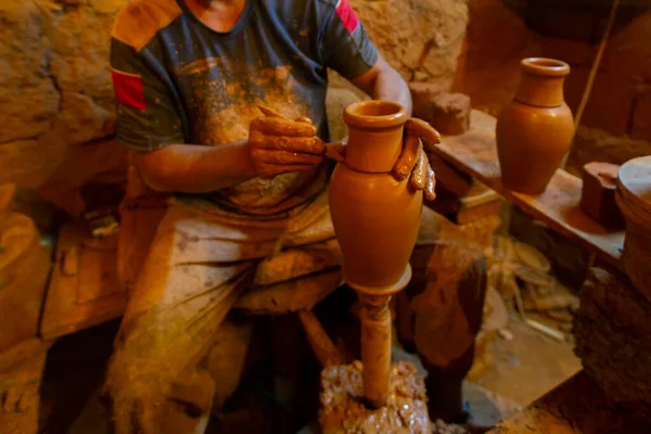 Çömlek fabrikası ve çömlekçiler.