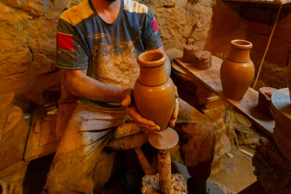 Çömlek fabrikası ve çömlekçiler.