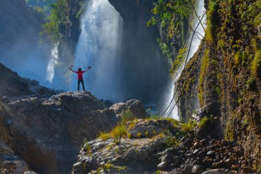 Kapuzbasi şelalesi dünyanın en yüksek ikinci şelalesidir ve Anadolu 'da saklanan en güzel doğa yeridir..