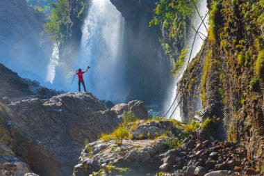 Kapuzbasi şelalesi dünyanın en yüksek ikinci şelalesidir ve Anadolu 'da saklanan en güzel doğa yeridir..