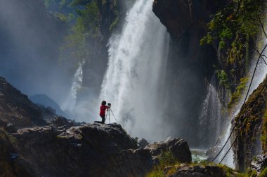 Kapuzbasi şelalesi dünyanın en yüksek ikinci şelalesidir ve Anadolu 'da saklanan en güzel doğa yeridir..