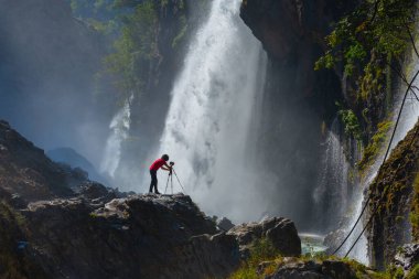 Kapuzbasi şelalesi dünyanın en yüksek ikinci şelalesidir ve Anadolu 'da saklanan en güzel doğa yeridir..