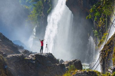 Kapuzbasi şelalesi dünyanın en yüksek ikinci şelalesidir ve Anadolu 'da saklanan en güzel doğa yeridir..