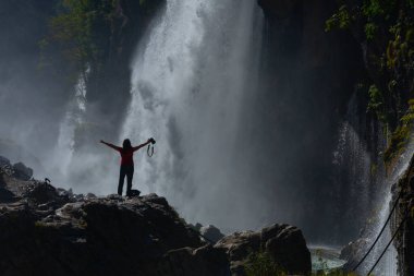 Kapuzbasi şelalesi dünyanın en yüksek ikinci şelalesidir ve Anadolu 'da saklanan en güzel doğa yeridir..