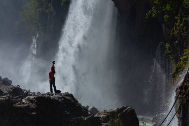 Kapuzbasi şelalesi dünyanın en yüksek ikinci şelalesidir ve Anadolu 'da saklanan en güzel doğa yeridir..