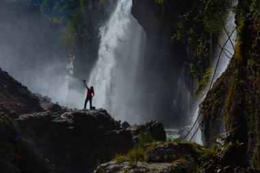 Kapuzbasi şelalesi dünyanın en yüksek ikinci şelalesidir ve Anadolu 'da saklanan en güzel doğa yeridir..