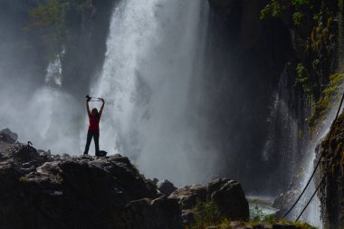 Kapuzbasi şelalesi dünyanın en yüksek ikinci şelalesidir ve Anadolu 'da saklanan en güzel doğa yeridir..