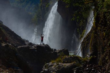 Kapuzbasi şelalesi dünyanın en yüksek ikinci şelalesidir ve Anadolu 'da saklanan en güzel doğa yeridir..