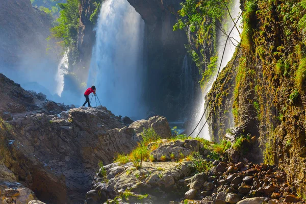 Kapuzbasi şelalesi dünyanın en yüksek ikinci şelalesidir ve Anadolu 'da saklanan en güzel doğa yeridir..