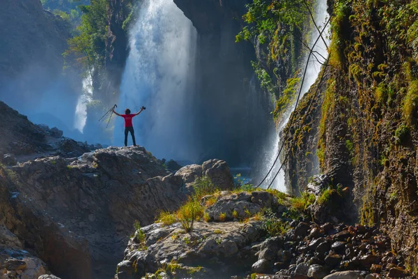 Kapuzbasi şelalesi dünyanın en yüksek ikinci şelalesidir ve Anadolu 'da saklanan en güzel doğa yeridir..