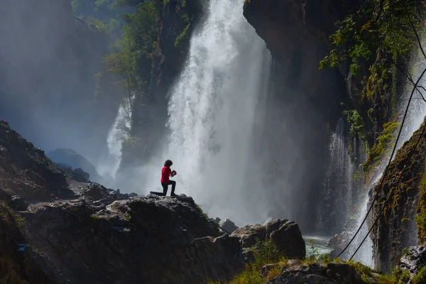 Kapuzbasi şelalesi dünyanın en yüksek ikinci şelalesidir ve Anadolu 'da saklanan en güzel doğa yeridir..