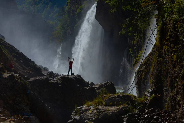 Kapuzbasi şelalesi dünyanın en yüksek ikinci şelalesidir ve Anadolu 'da saklanan en güzel doğa yeridir..