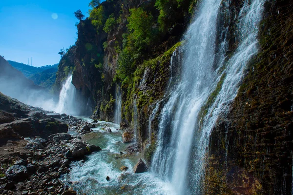 Kapuzbasi şelalesi dünyanın en yüksek ikinci şelalesidir ve Anadolu 'da saklanan en güzel doğa yeridir..