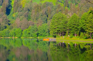 Borcka Karagol (Karadeniz) Artvin, Türkiye 'nin kuzeydoğusunda Karadeniz' den yaklaşık 30 km içeride yer alan bir şehirdir. Dağlarında inanılmaz platolar ve küçük kraterler bulunur..