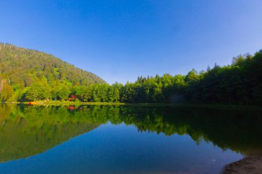 Borcka Karagol (Karadeniz) Artvin, Türkiye 'nin kuzeydoğusunda Karadeniz' den yaklaşık 30 km içeride yer alan bir şehirdir. Dağlarında inanılmaz platolar ve küçük kraterler bulunur..
