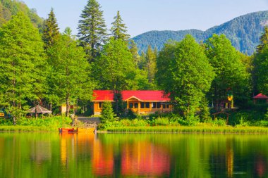 Borcka Karagol (Karadeniz) Artvin, Türkiye 'nin kuzeydoğusunda Karadeniz' den yaklaşık 30 km içeride yer alan bir şehirdir. Dağlarında inanılmaz platolar ve küçük kraterler bulunur..