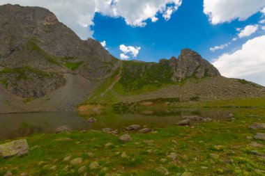 Avusor Platosu ve Kackar Dağları 'nın mavi bulutlu arkaplanı. Rize .Turkey