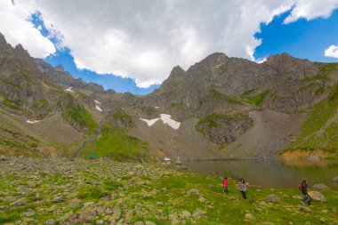 Avusor Platosu ve Kackar Dağları 'nın mavi bulutlu arkaplanı. Rize .Turkey
