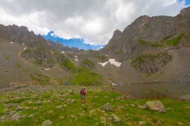 Avusor Platosu ve Kackar Dağları 'nın mavi bulutlu arkaplanı. Rize .Turkey