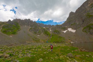 Avusor Platosu ve Kackar Dağları 'nın mavi bulutlu arkaplanı. Rize .Turkey