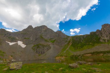 Avusor Platosu ve Kackar Dağları 'nın mavi bulutlu arkaplanı. Rize .Turkey