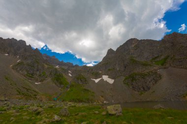 Avusor Platosu ve Kackar Dağları 'nın mavi bulutlu arkaplanı. Rize .Turkey