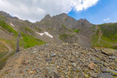Avusor Platosu ve Kackar Dağları 'nın mavi bulutlu arkaplanı. Rize .Turkey