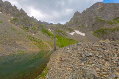 Avusor Platosu ve Kackar Dağları 'nın mavi bulutlu arkaplanı. Rize .Turkey
