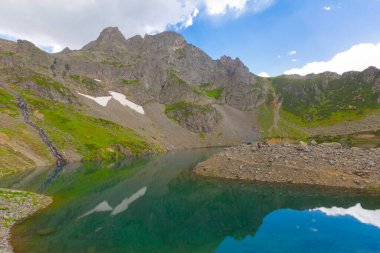 Avusor Platosu ve Kackar Dağları 'nın mavi bulutlu arkaplanı. Rize .Turkey
